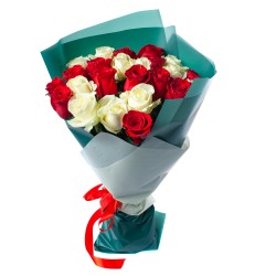 Букет из 25 красных роз Фридом и белых роз Мондиаль №350